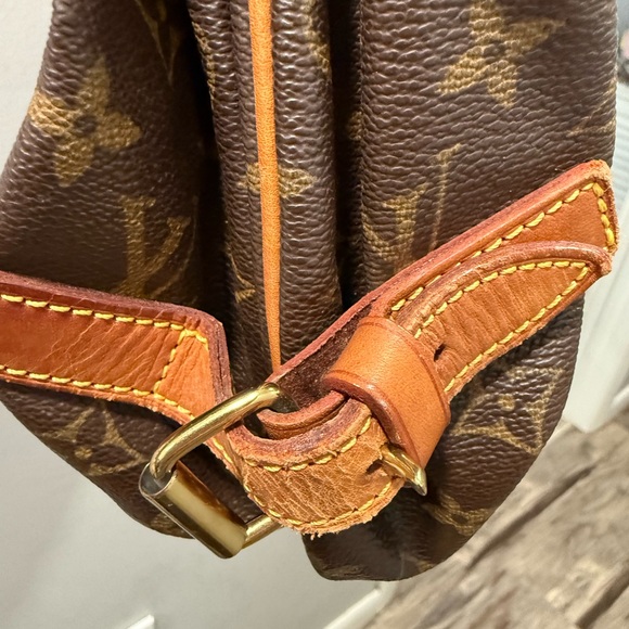 Louis Vuitton Samur 35 large Crossbody Bag bag - Picture 7 of 12